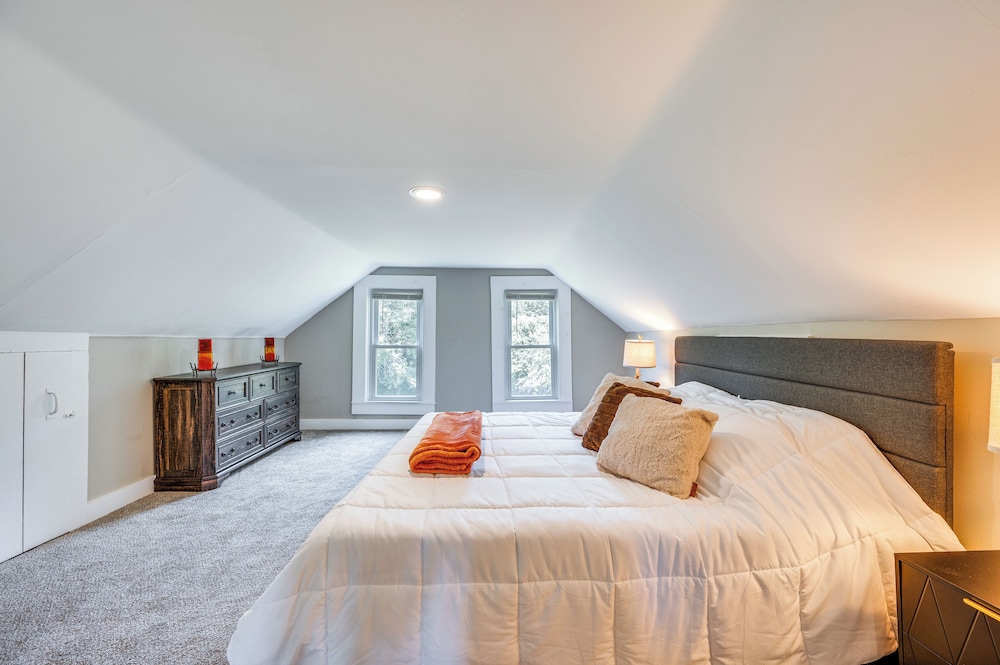 < 1 Mi to Lake: Mtn-view Cabin w/ Porch in Newport