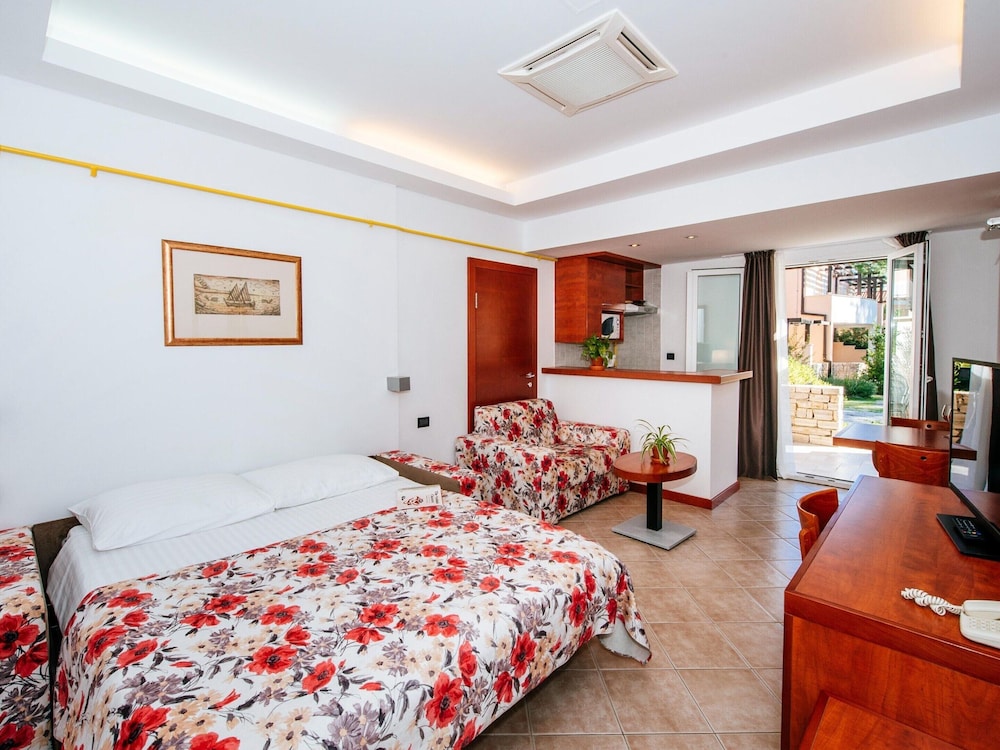 Apartments in Zaton Holiday Resort With Pool