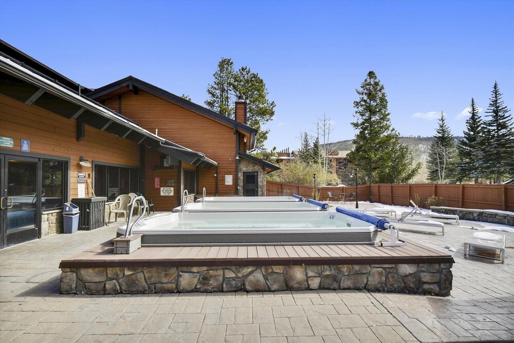 Mountainside 155a 2 Bedroom Condo by RedAwning