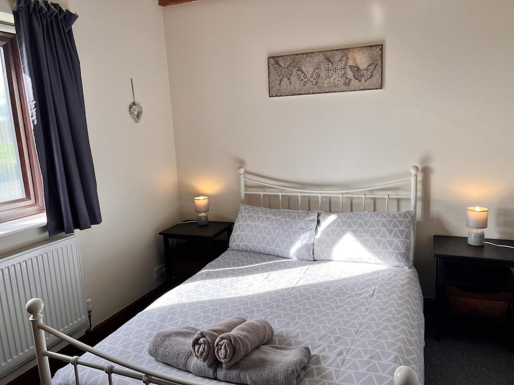 Detached Farmhouse 4 Bed/sleeps 9, Mountain Views! view 4