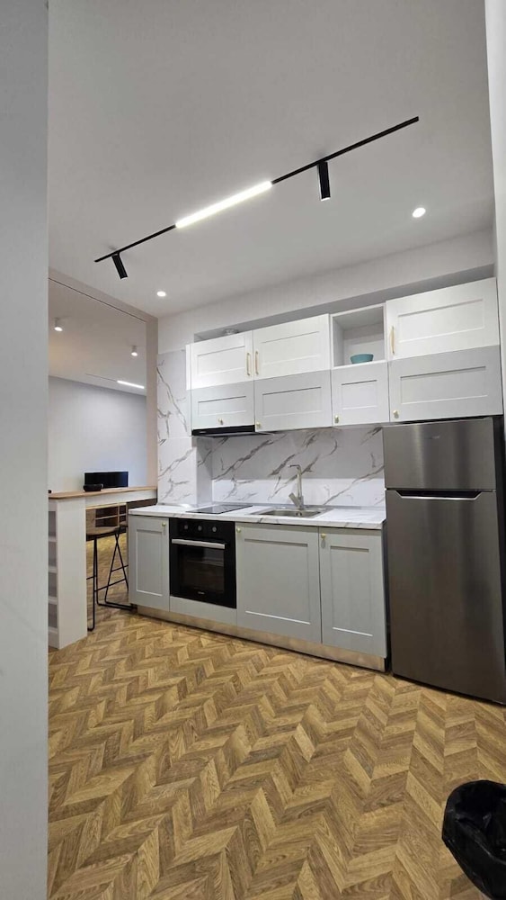 Tirent Apartment-Modern 1-Bedroom Stay Near Liqeni i Thatë