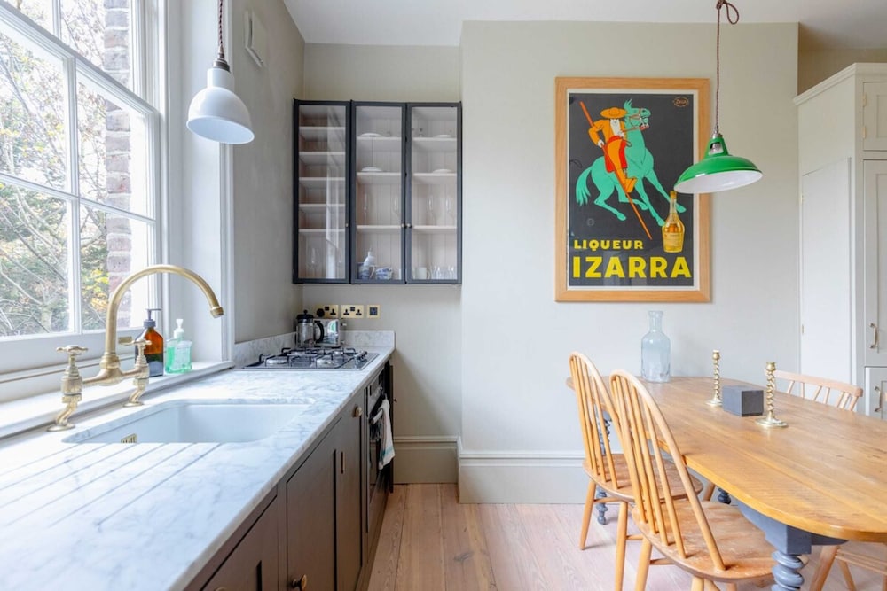 Spacious & Elegant 2BD Victorian Flat - Islington!