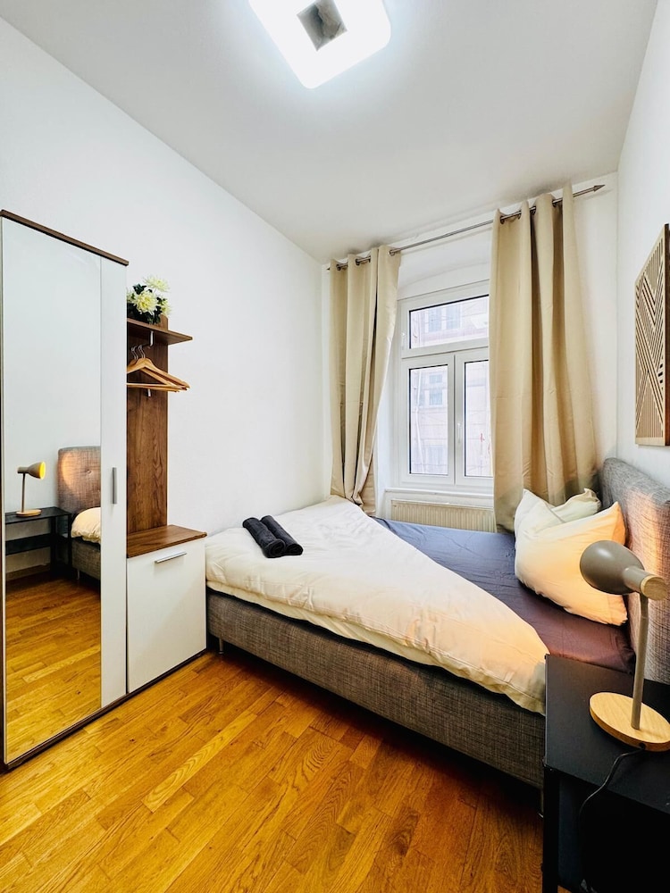 Comfy 4BR 10 Min Transport to Stadthalle
