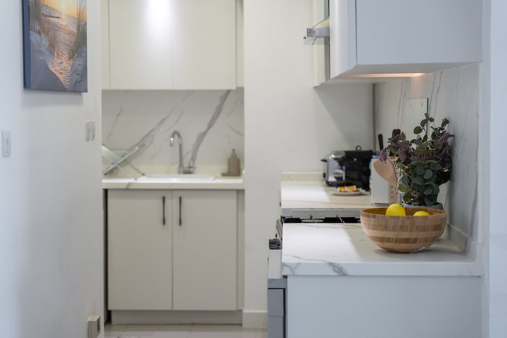 Peaceful and Airy 1-bedroom Apartment With the Palm Beach View