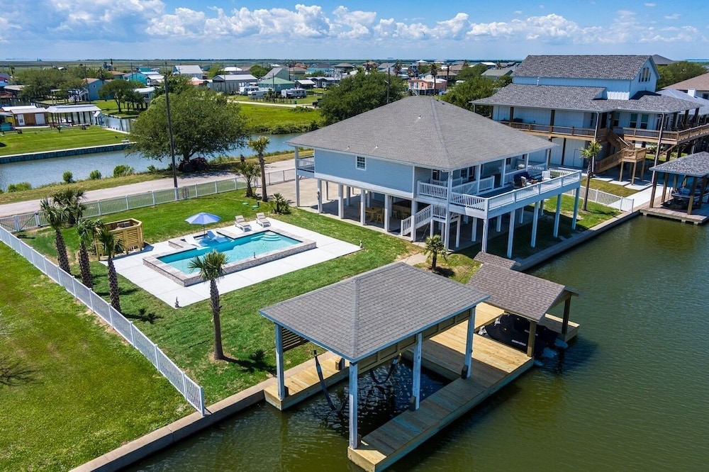 Bolivar Slam 3 Bedroom Home by RedAwning