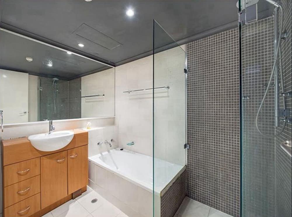 Sydney CBD 2 Bedroom Apartment with Balcony