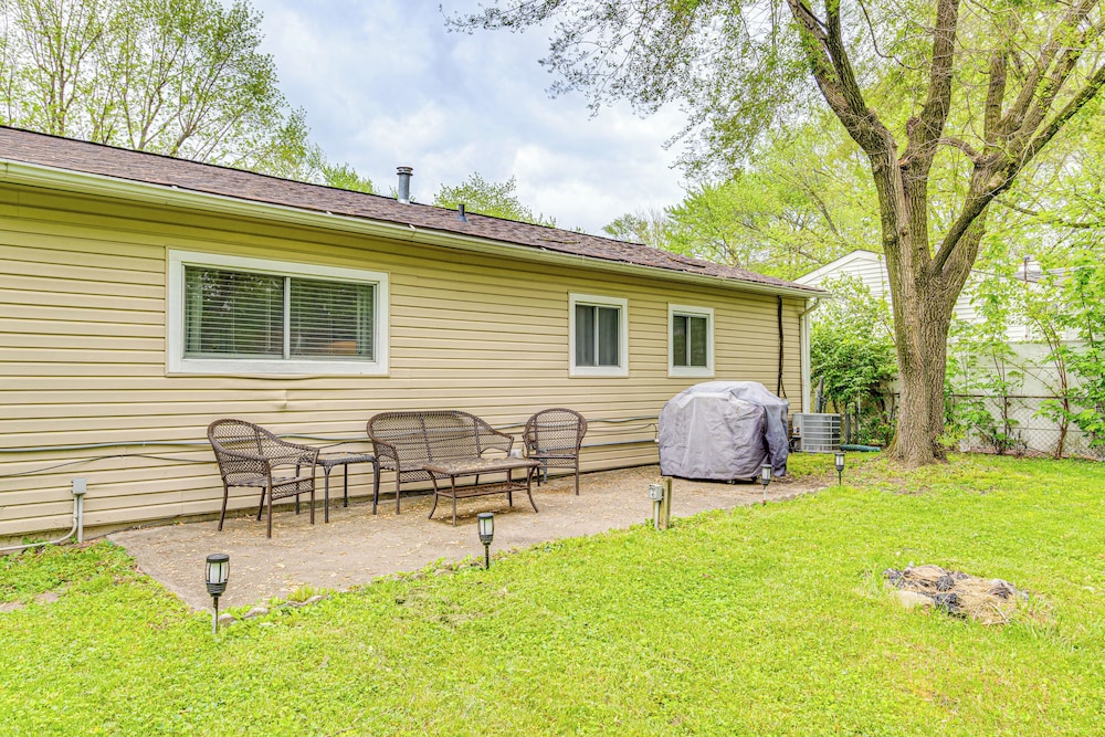 8 Mi to Dtwn Indianapolis: Family Home w/ Yard!