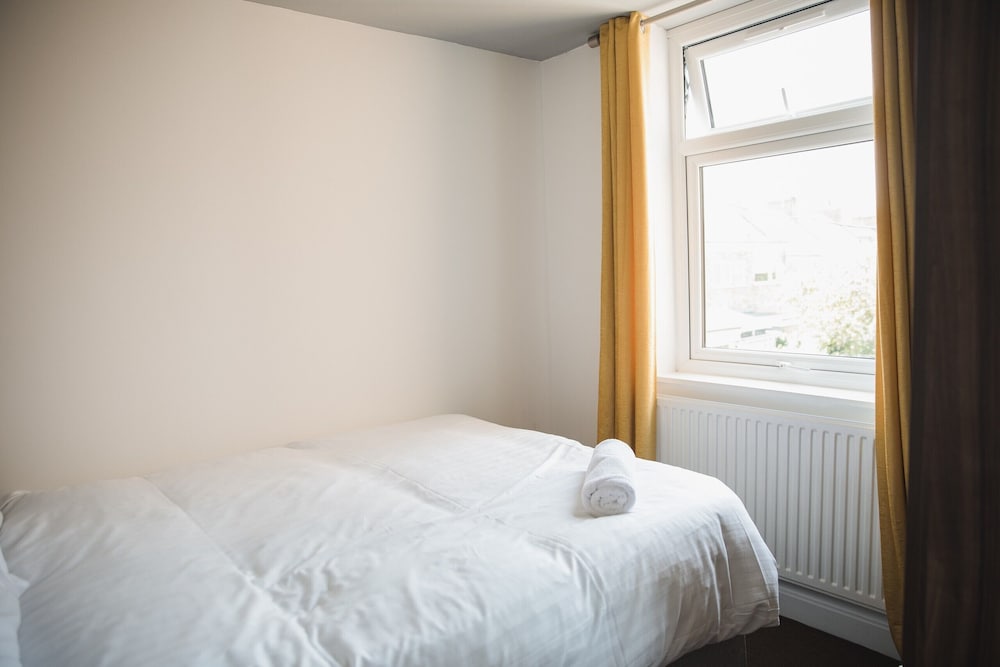 Room in Guest Room - Big Room in Leicester City view 2
