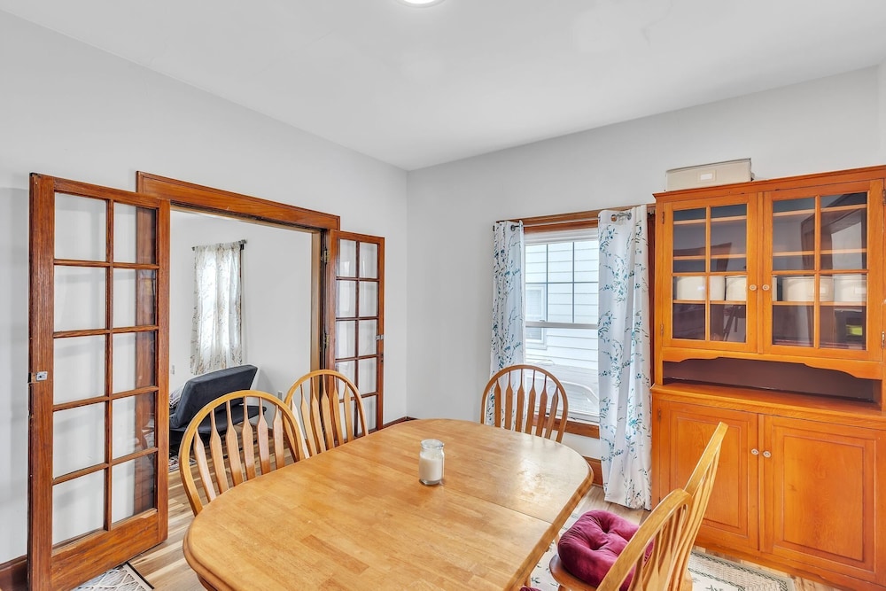 Cozy Getaway With Hot Tub, Patio & Fenced Yard 3 Bedroom Home