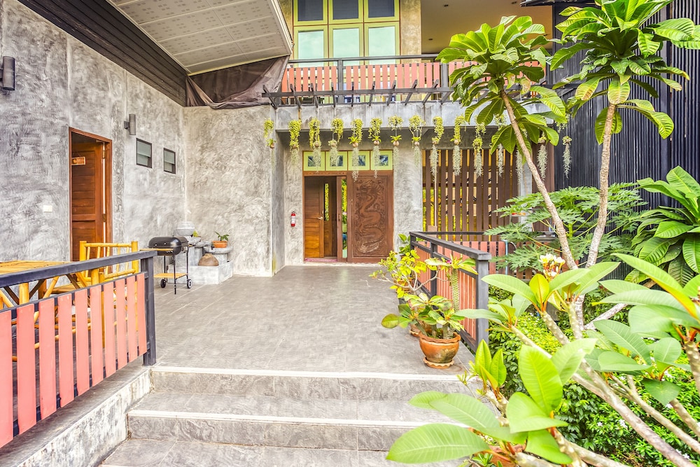 Tonmai Suites