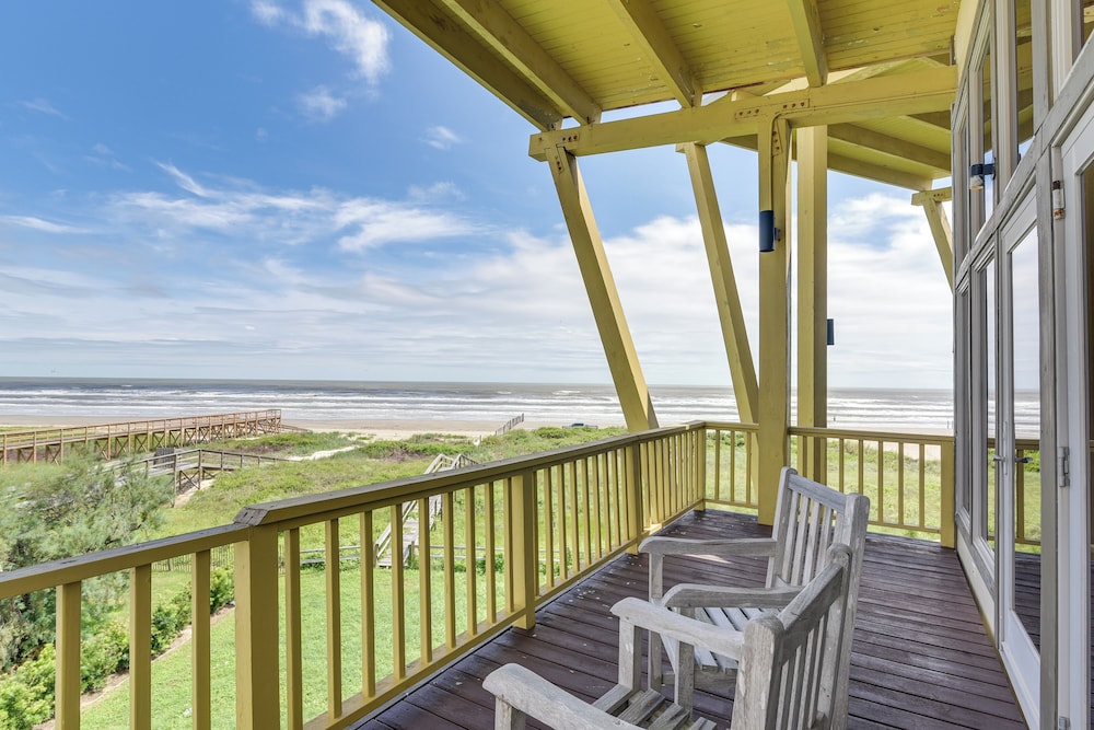 Oceanfront Home w/ Beach Access in Galveston