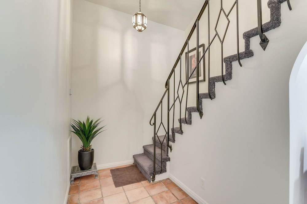 2 Mi to Dtwn: Spacious Angleton Home w/ Courtyard!