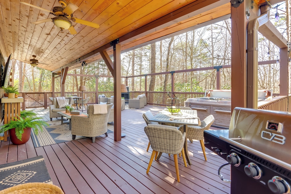 Fire Pit, Hot Tub & Grill: Murphy Family Retreat!