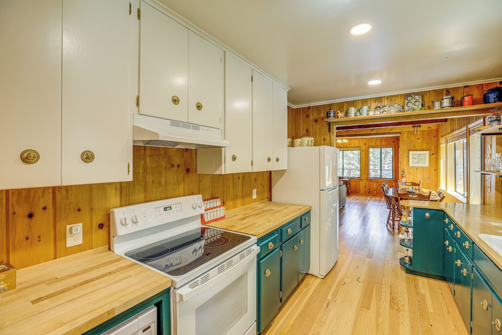 Walk to Lake Almanor: Prattville Cabin w/ 2 Decks!