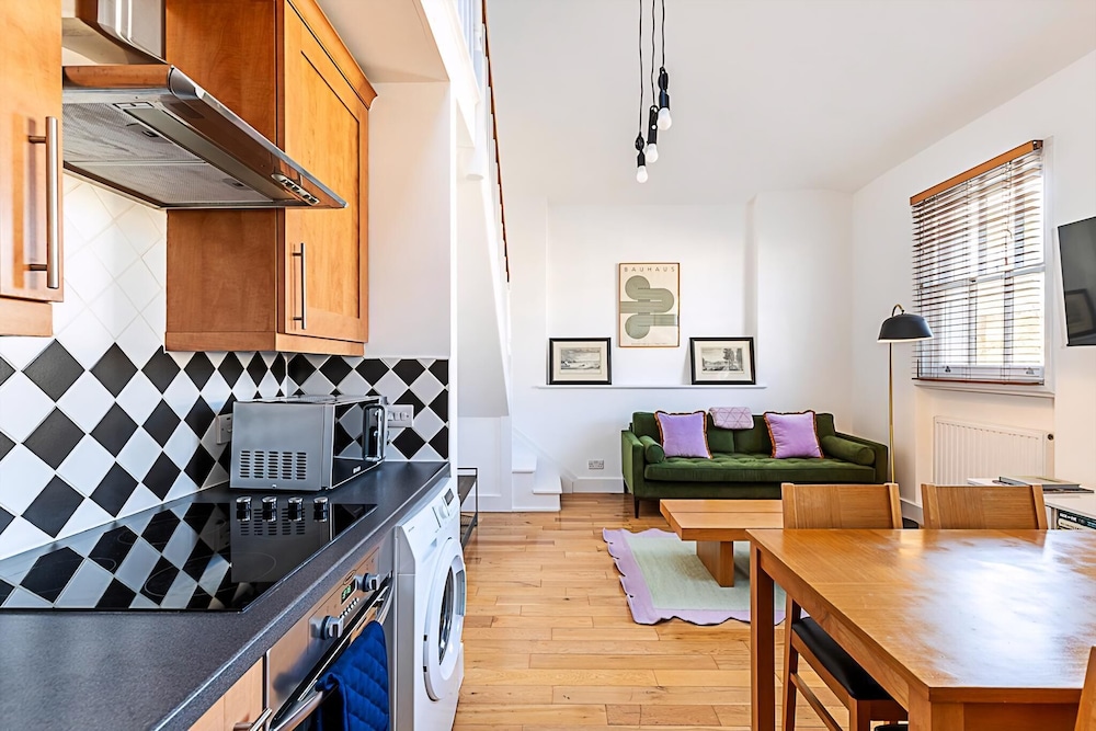 Stylish Chelsea Flat With Luxe Comfort & Charm