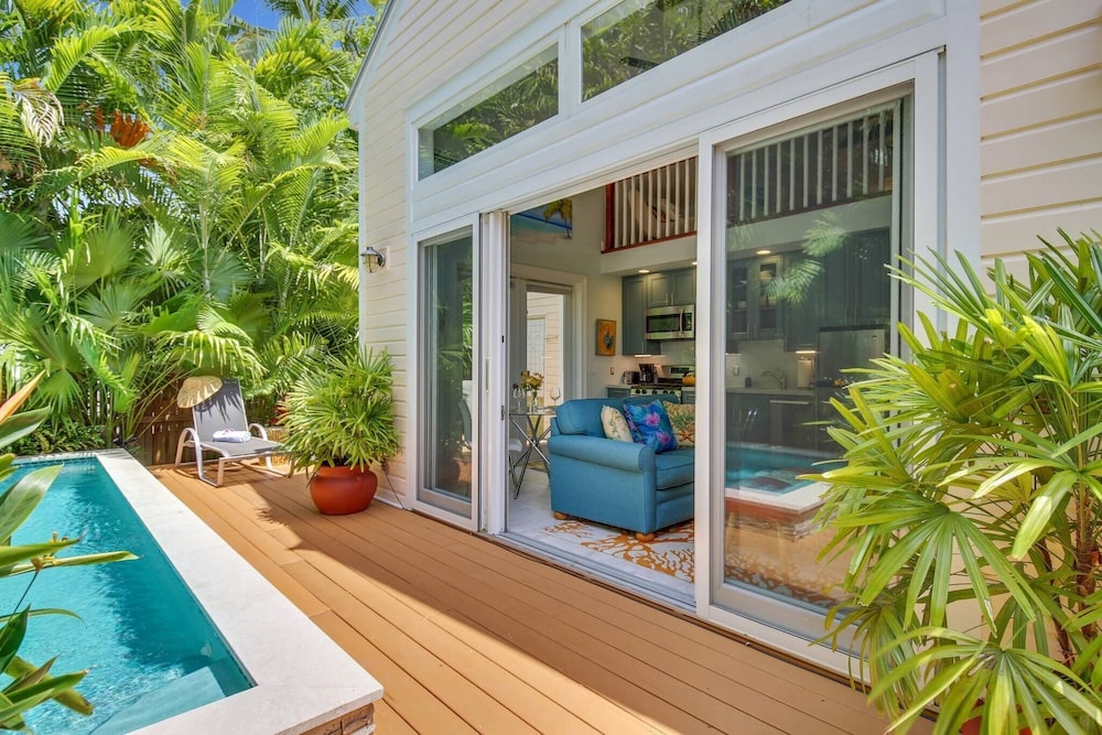Serenity by Avantstay Guest House in Old Town w/ Shared Pool Month Long Stays Only