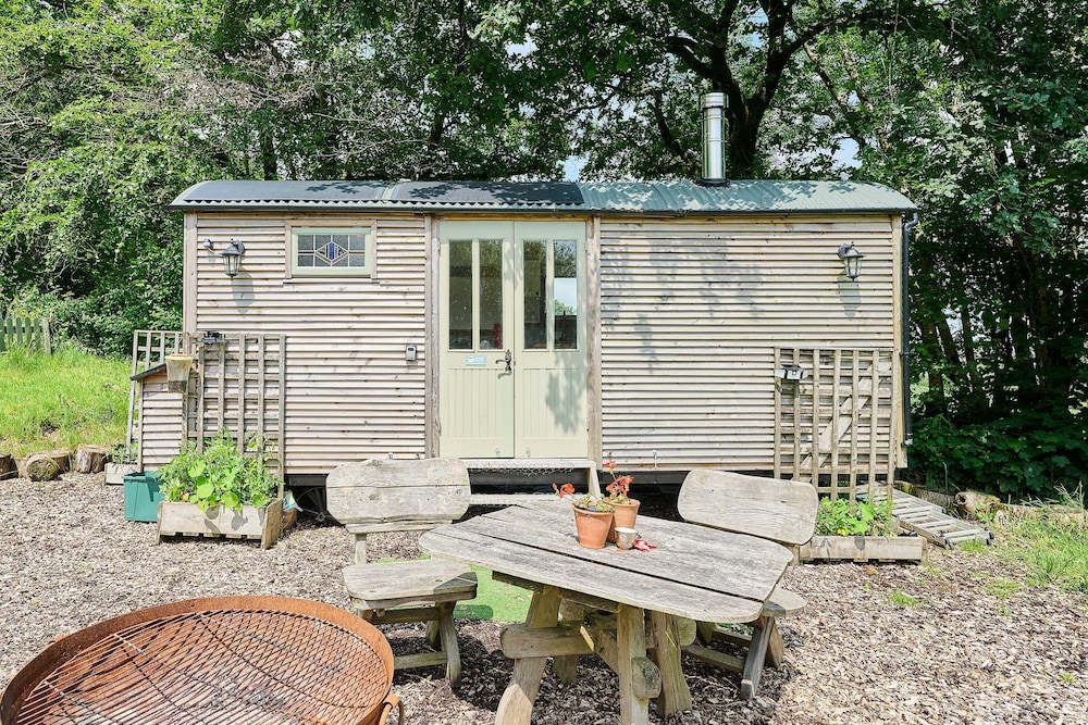 Host Stay Dipple Farm Shepherds Hut