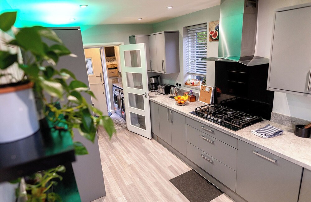 Beautiful Wythenshawe Home Near Airport With Garden & Parking Sleeps 5