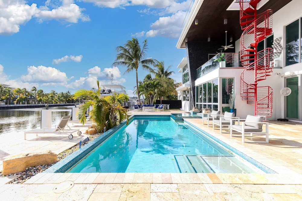 Modern Waterfront Mansion in the Heart of Las Olas Minutes From the Beach