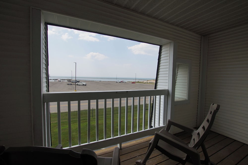 Snyder's Shoreline Inn