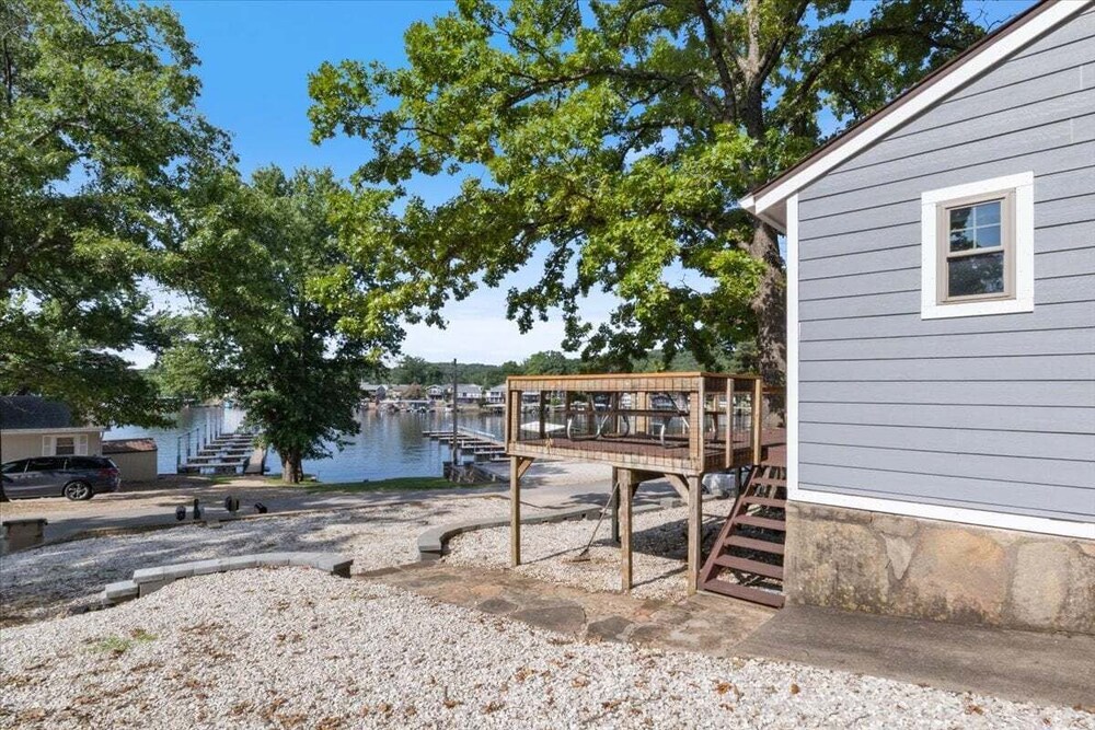 Lakefront Home in a Quiet Cove, Private Dock, Outdoor Dining & Fishing