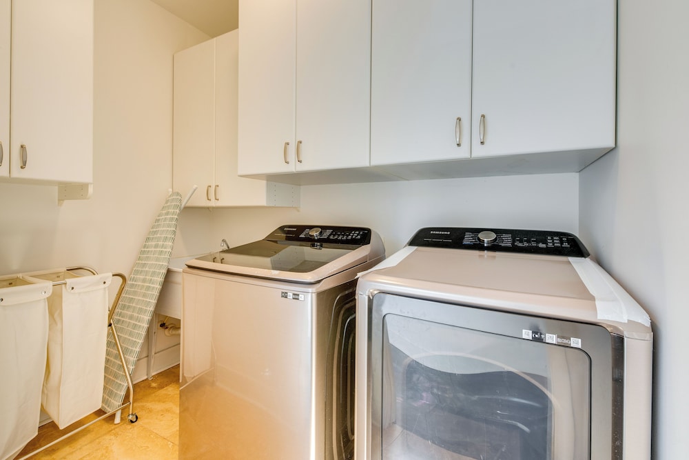 7 Mi to Dtwn Atl: Sleek & Modern Home!