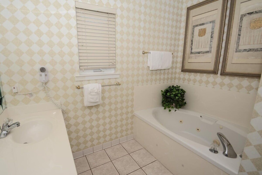 Canterbury Court 6 E 3 Bedroom Apts