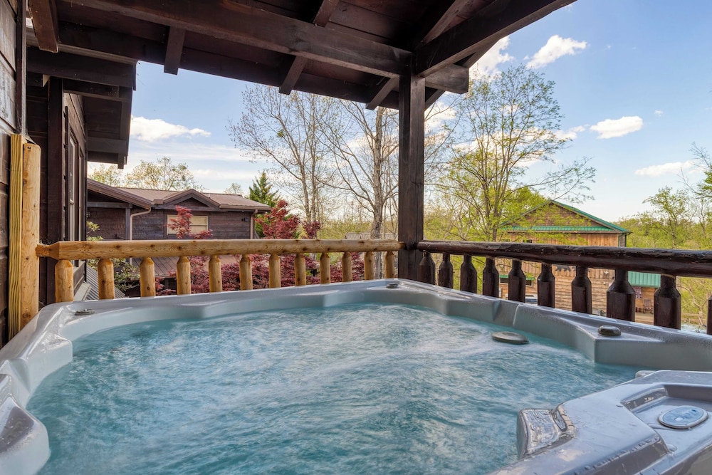 Luxury Cabin Sleeps 19 Game Room, Hot Tub Dollywood Alpine Mountain Lodge