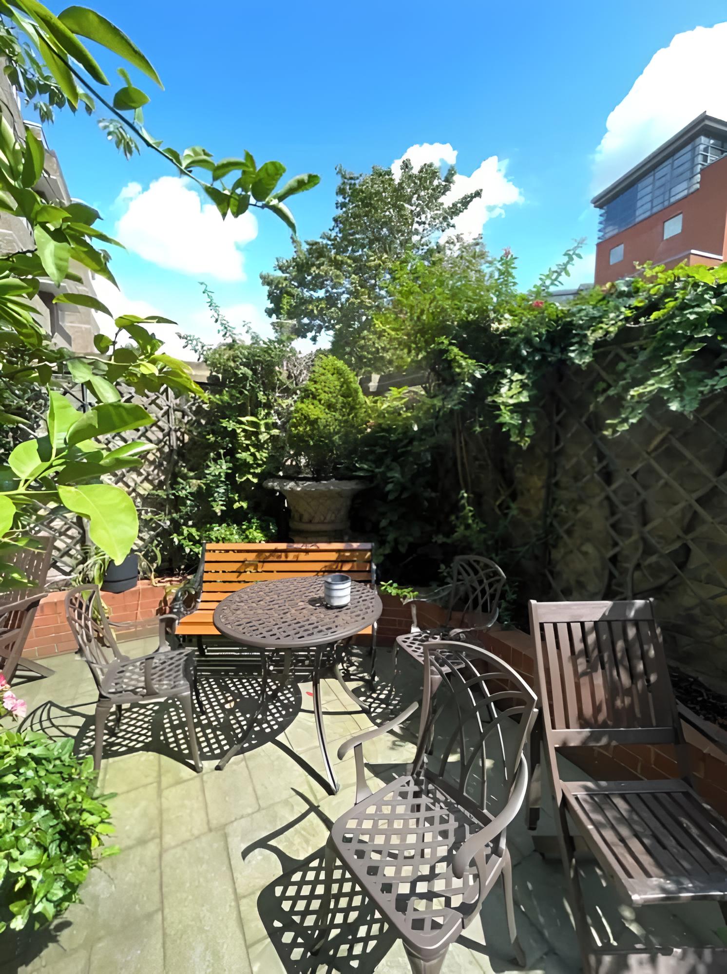 Vibrant & Art-filled 2BD Haven - Victoria