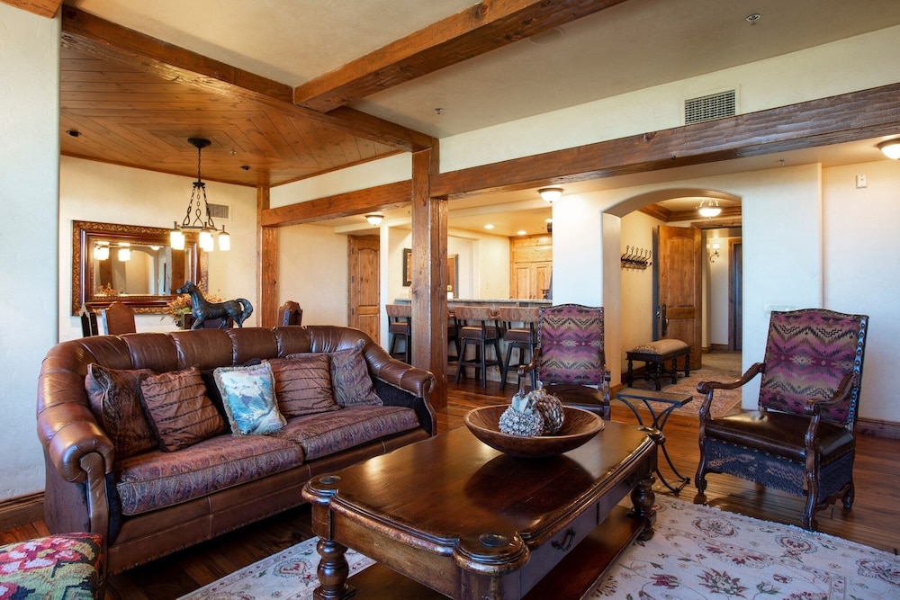 Grand Lodge - 3 Bedroom Deluxe #308 - Ski-in/out 3 Condo