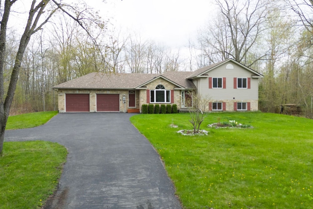 Cozy 4BR Retreat in Quinte West BBQ Backyard