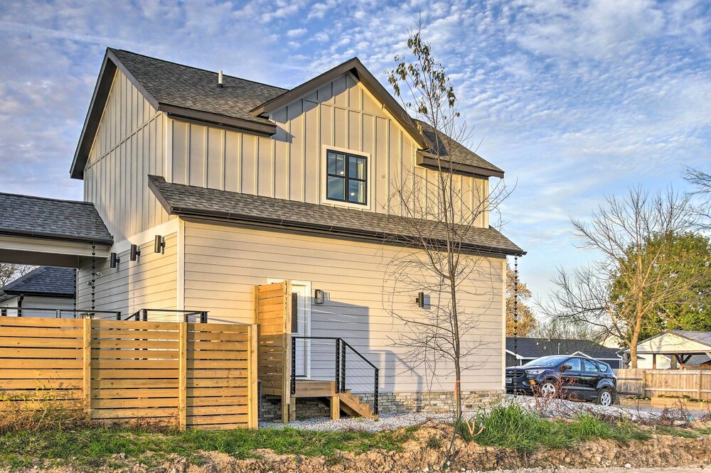 Airy Bentonville Studio < 1 Mile to City Square! view 2