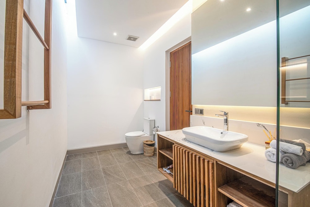Elegant 6BR Canggu Retreat Just 400m to the Ocean
