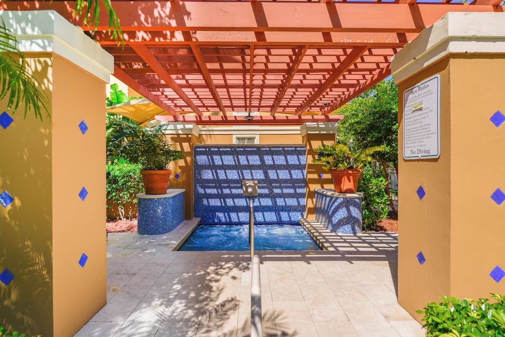Lux Condo at Yacht Club 10min from Beach