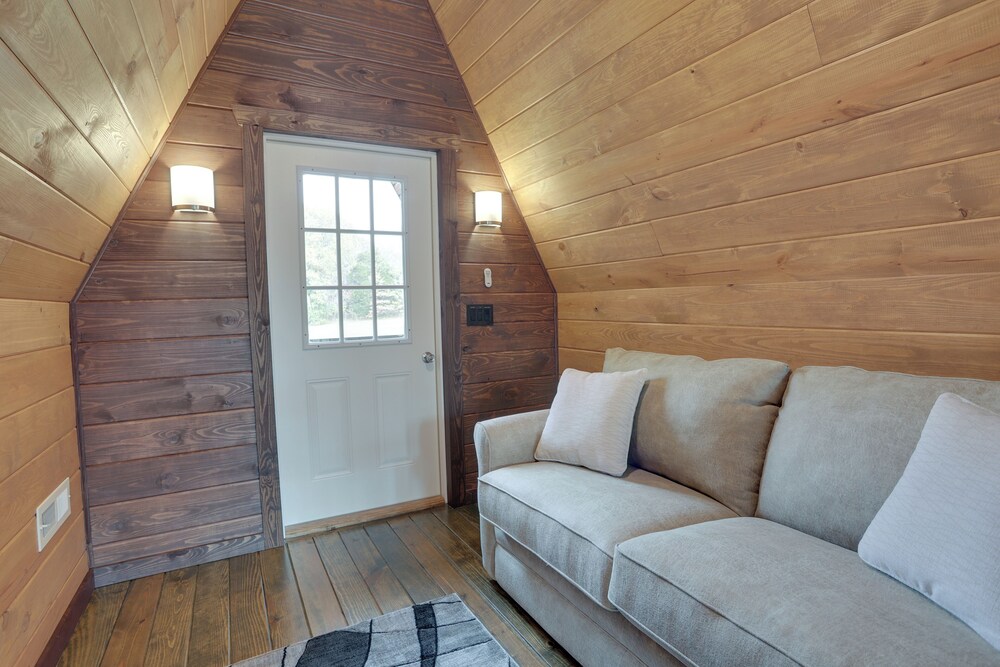 Hot Tub, Fire Pit, Bbq, On-site Pond: Kenton Cabin
