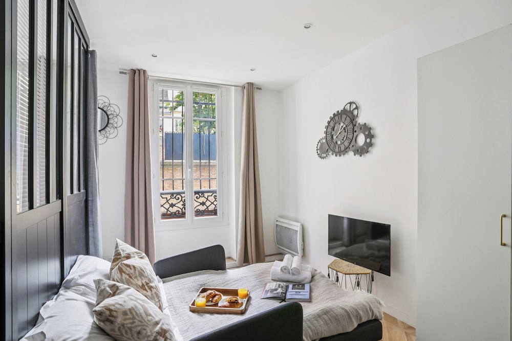 Modern Central Paris Flat by Les Halles
