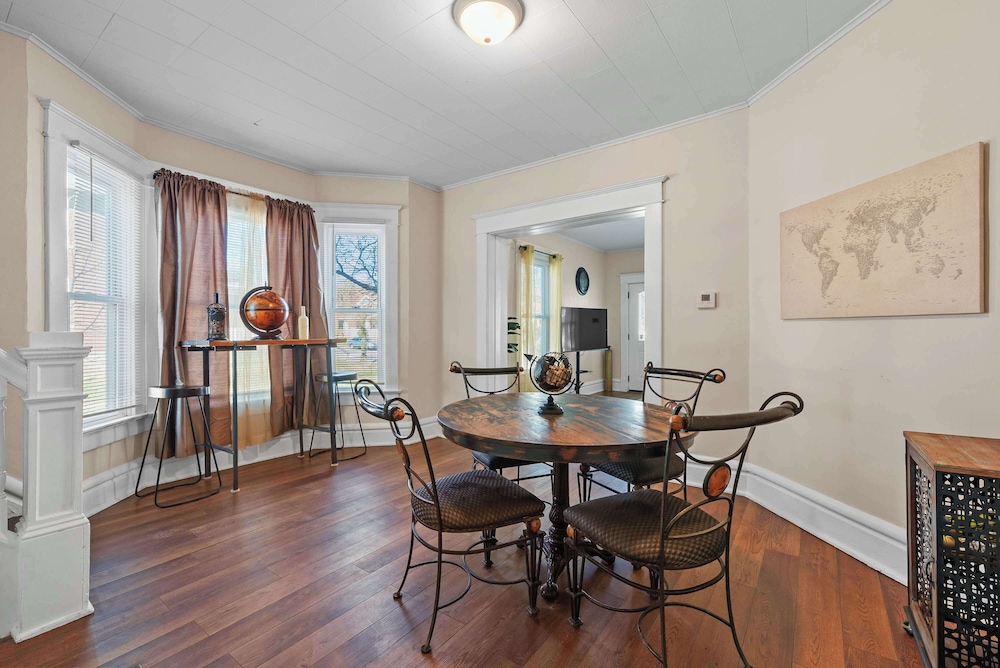 Summit Scholars Suites For 12!