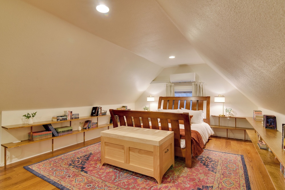 < 1 Mi to Moda Center: Walkable Portland Retreat!