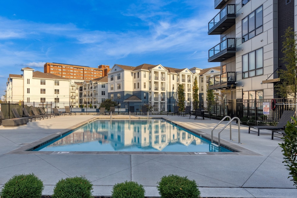 Wonderstruck Walkable Midtown Location at Odyssey Pool BBQ Fitness Room
