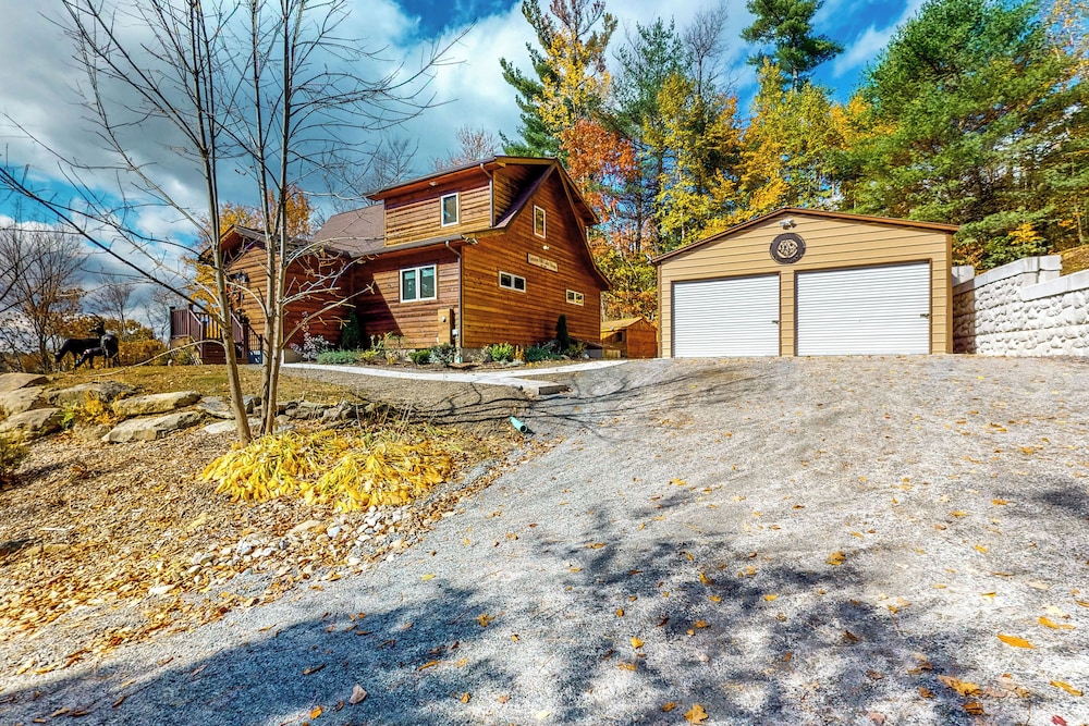3BR Home w/ Private Hot Tub, Kayaks & Lake Views