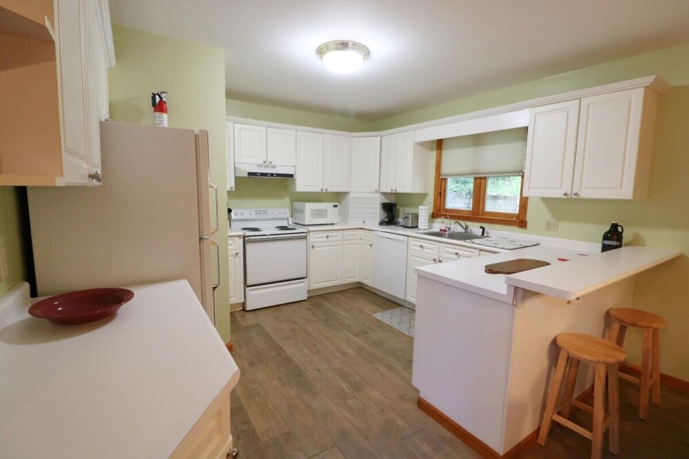 Van Buren Place 5 Bedroom Home view 4