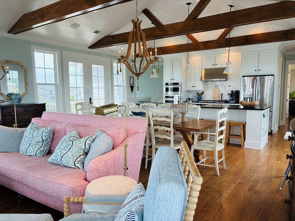 Gray Goose 5 Bedroom Home by RedAwning
