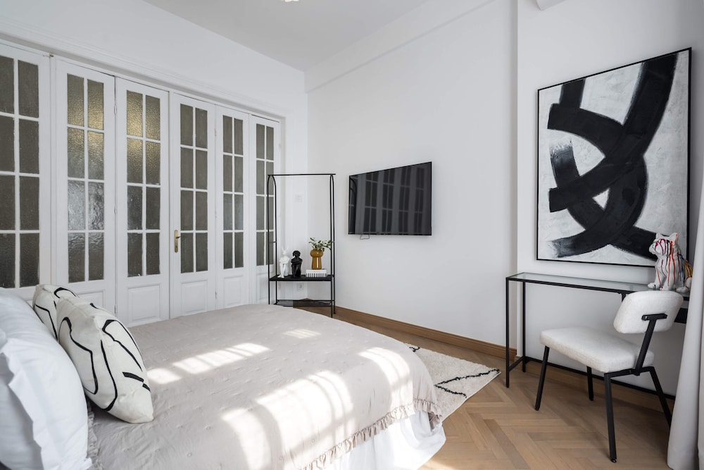 Calea 3BR Victoriei Stunner - Two Living Rooms - Balconies on the Avenue