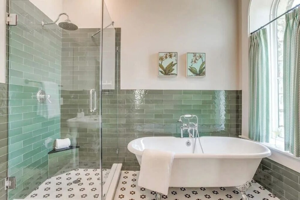 Nutt House Hotel