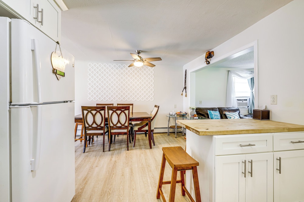 10 Mi to Hartford: Family Home w/ Yard