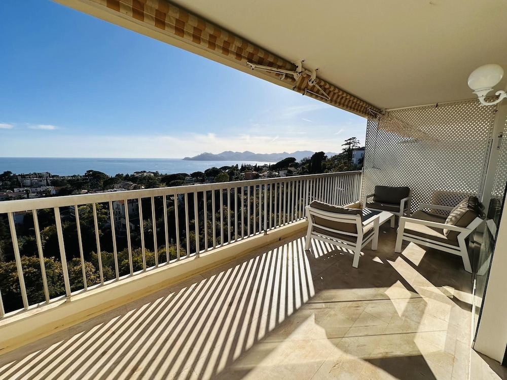 Large Light and Modern 2 Bedroomed Apartment in Cannes With Sea Views Pool and Lovely Terrace - 1503