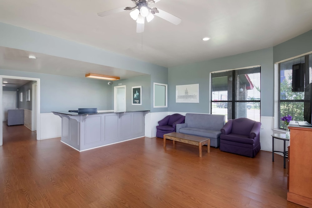Americas Best Value Inn Lockhart view 5