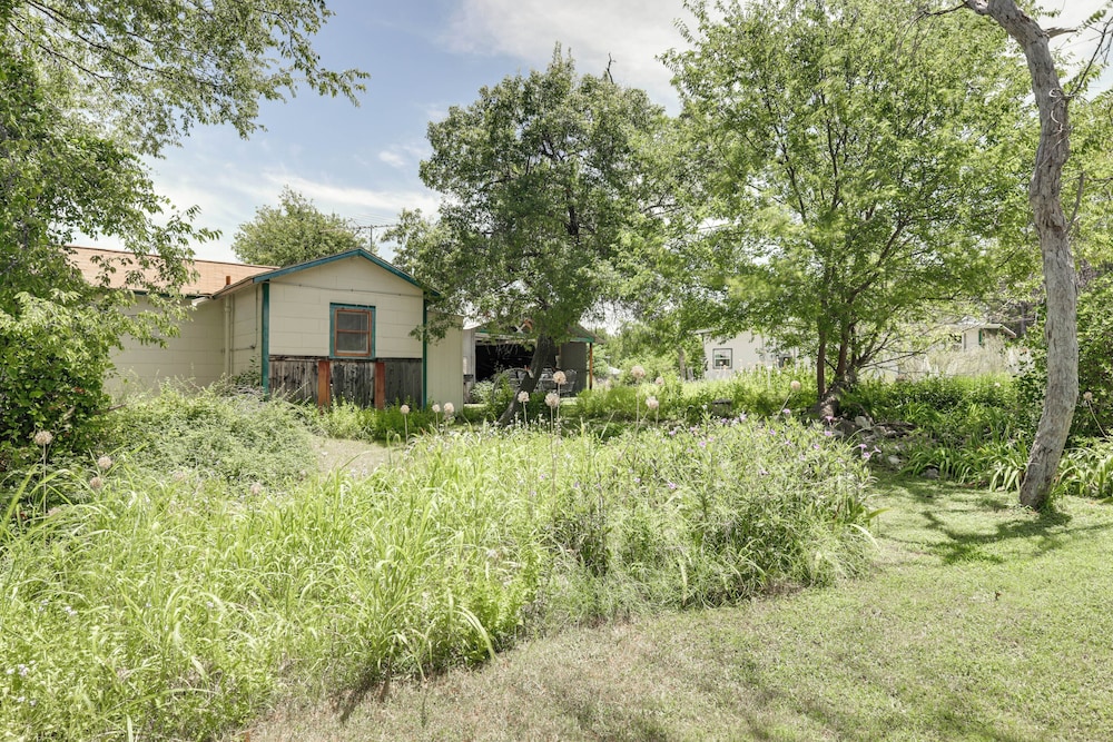 On-site Trails! Cozy Whitney Cottage 2 Mi to Lake