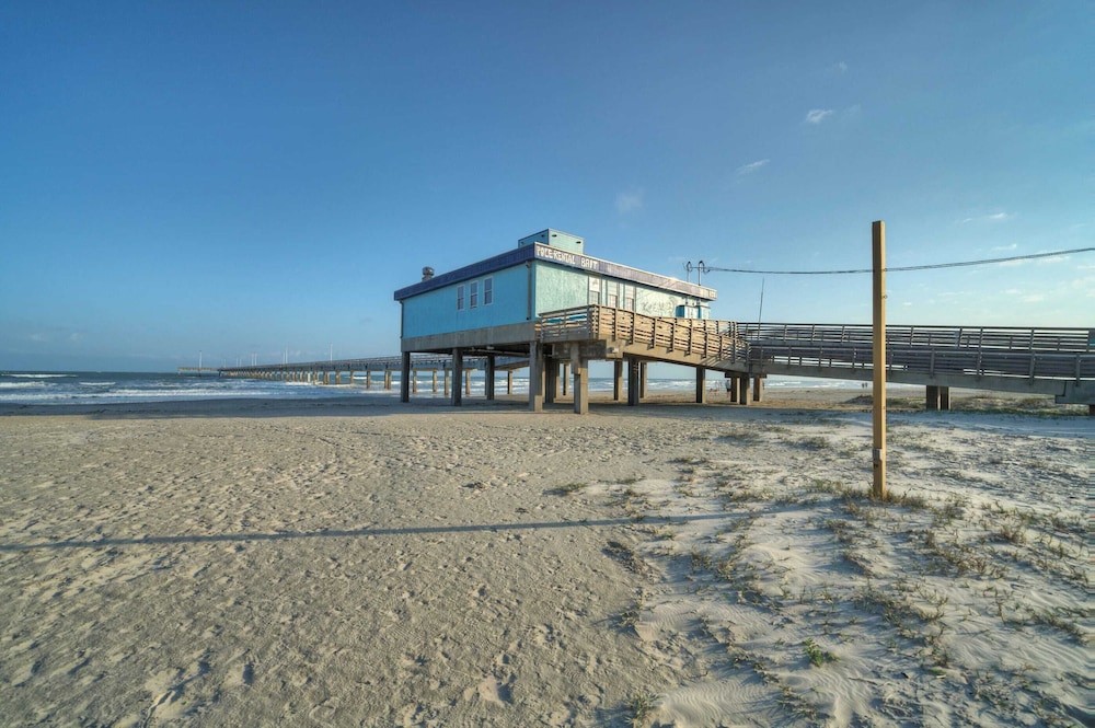 Deja Blue Coastal Retreat w/ Pool, Firepit, BBQ & Outdoor TV Lounge
