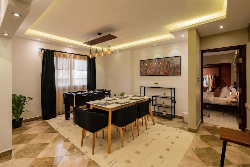 Xuru Stays I Play Foosball & Do Yoga - 1 BR Apt. 5 Min To Airport
